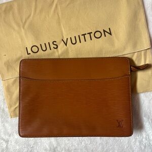 Louis Vuitton Pochette clutch bag crafted from brown Epi leather